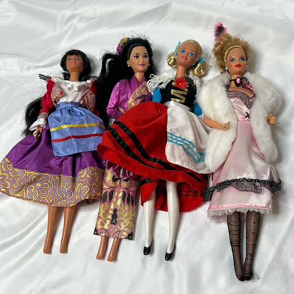 International Barbie vintage set of four dolls - Picture 1 of 9